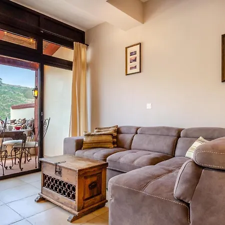 Apartment Sea Views @ Modern W/ Cosy Terrace *
