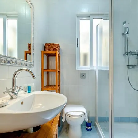 Sea Views @ Modern W/ Cosy Terrace Apartment *