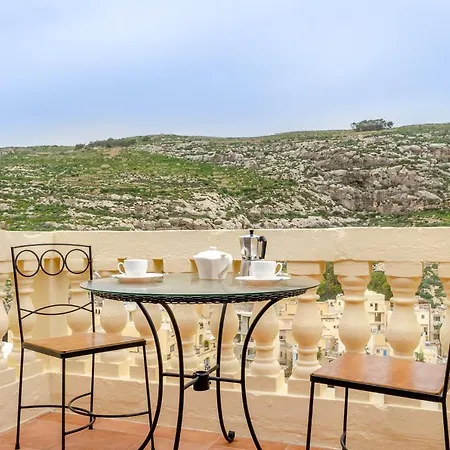 Sea Views @ Modern W/ Cosy Terrace דירה